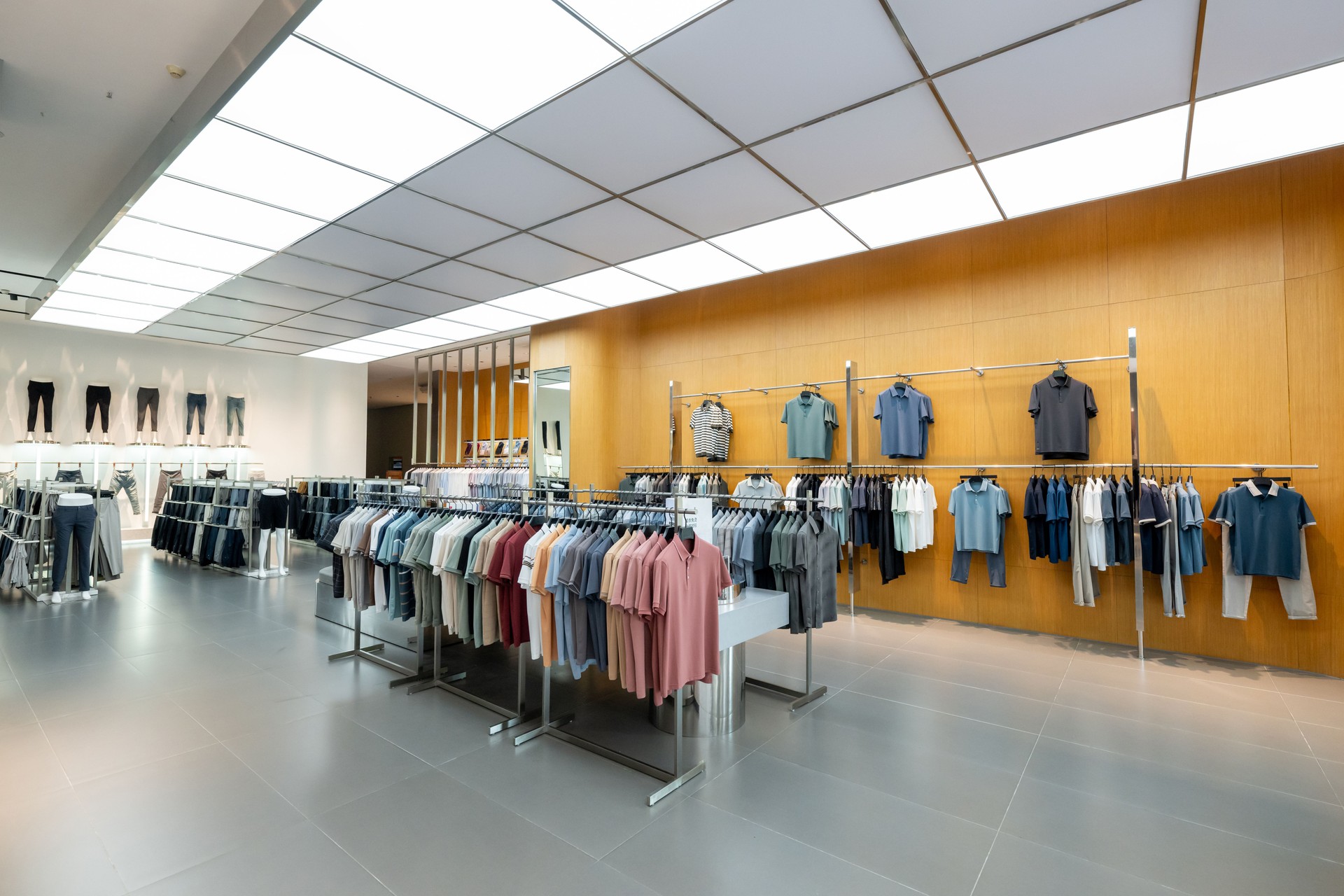 Modern wardrobes in fashion stores, with various men's clothing neatly hung on hangers